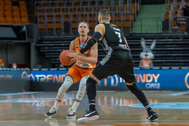 也为球队奠 也为球队奠