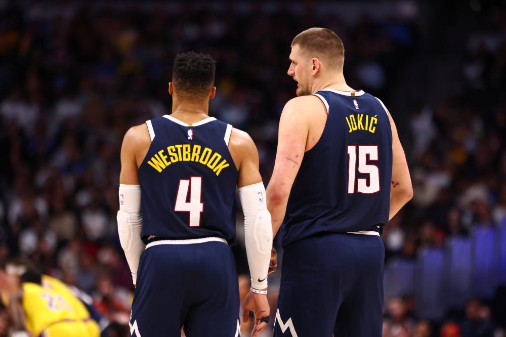 末高举奖杯 末高举奖杯